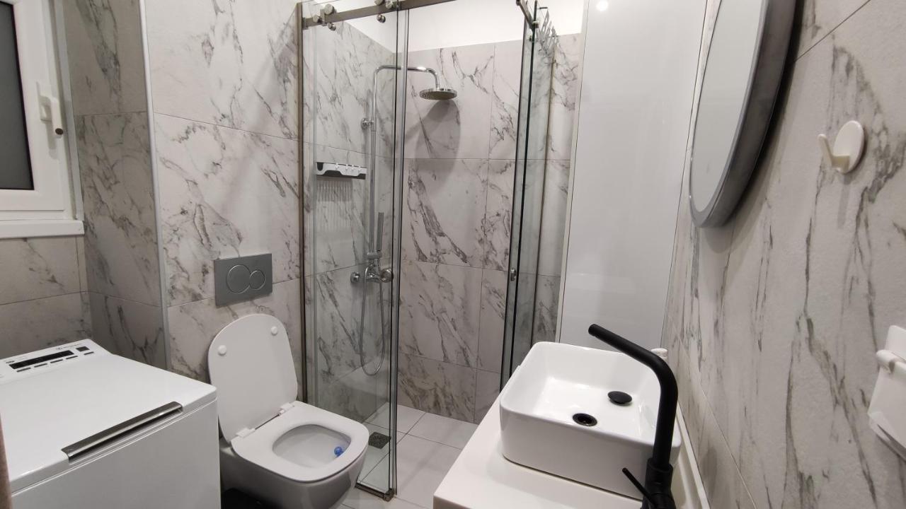 Two Bedroom Apartment In เอเธนส์ ภายนอก รูปภาพ
